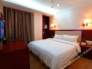 HeshanBashan Hotel的酒店客房设有一张大床和一台电视。