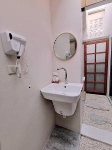 北柳7 Class Pool Villa的白色的浴室设有水槽和镜子
