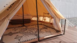 JecheonStarium Jecheon的客房内的帐篷,配有一张床