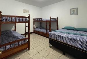 蒙特里科Casa 3 Salinas Monterrico completamente equipada y con piscina privada的一间卧室配有三张双层床。