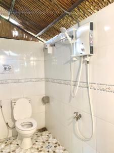 芹苴Hometravel Mekong Can Tho的带淋浴和卫生间的浴室