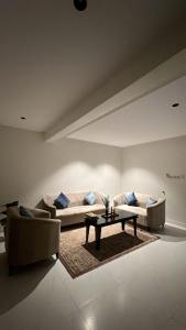 阿尔卡吉شقة جديدة بصالة وغرفه نوم ودخول ذاتي مستقل的客厅配有两张沙发和一张咖啡桌
