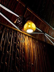 芹苴Hometravel Mekong Can Tho的天花板上的一盏灯