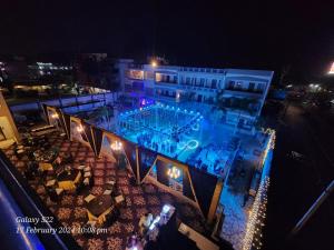 吉申格尔Rani Palace Hotel And Resort的享有游泳池的顶部景色