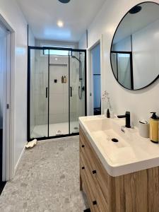 奥雷瓦奥雷瓦巨浪汽车旅馆的一间带水槽和镜子的浴室