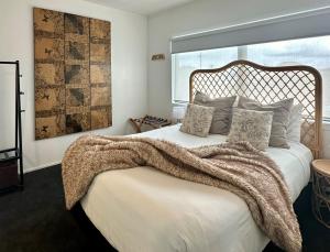 奥雷瓦奥雷瓦巨浪汽车旅馆的一间卧室配有一张床铺,床上有毯子