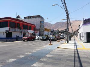 伊基克Hotel San Felipe Iquique的一条城市街道上,街上有汽车停放