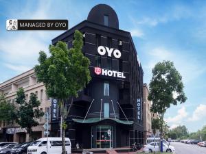科塔达曼萨拉Super OYO GS Hotels Near Strand Mall的上面有酒店标志的黑色建筑