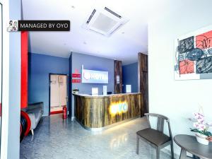 科塔达曼萨拉Super OYO GS Hotels Near Strand Mall的大堂设有沙龙和蓝色的墙壁