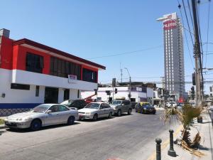 伊基克Hotel San Felipe Iquique的停在城市街道上的一群汽车