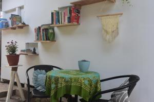 鲁滕Mama's Homestay Ruteng的一张桌子和两把椅子,配有绿色的桌布