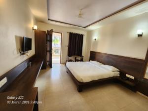 吉申格尔Rani Palace Hotel And Resort的酒店客房,配有床和电视