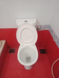 钦奈Happy Beach House的红色客房内的白色卫生间浴室