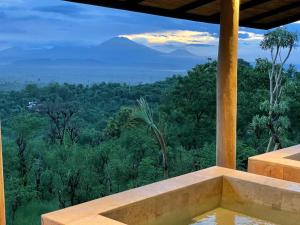 佩母德兰加亚苏贝齐玛山别墅的带浴缸的山景客房