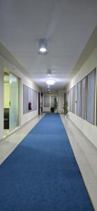 多哈معيذر للشقق المفروشه的办公室大楼内带蓝色地毯的走廊