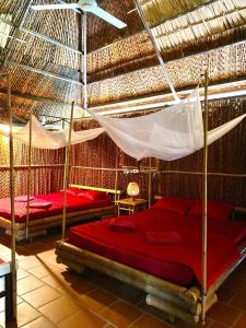 芹苴Hometravel Mekong Can Tho的一间卧室设有两张床和吊床