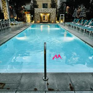 洛杉矶Hollywood Luxury Stay & FREE PARKING的游泳池,里面放着一双粉红色的鞋