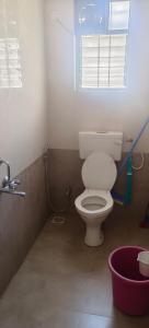辛加瓦迪Akshra residency 1 bhk的一间带白色卫生间的浴室和窗户。