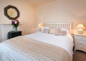 阿伯索赫Bronwydd的卧室配有白色的床和镜子