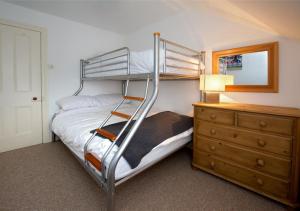 阿伯索赫Bronwydd的一间卧室配有一张双层床,毗邻一个梳妆台