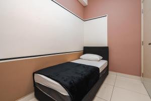 吉隆坡Arte Mont Kiara Kuala Lumpur的一间小卧室,卧室内配有一张床铺