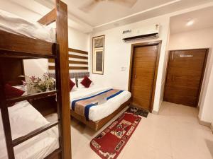 新德里Hotel Jai Balaji, Paharganj, New Delhi Railway Station的一间带两张双层床的卧室和一间浴室