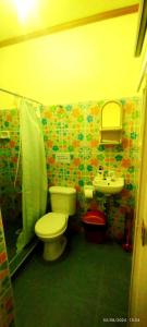潘丹L&L Beach Resort的一间带卫生间和水槽的浴室