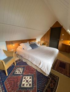 索姆河畔的圣瓦列里Côté Baie的一间卧室配有一张大床和地毯。