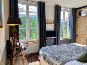 索姆河畔的圣瓦列里Côté Baie的一间卧室设有一张床和大窗户