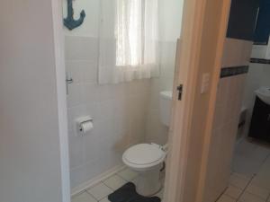 马盖特La Corsica 9的一间带卫生间和淋浴的小浴室