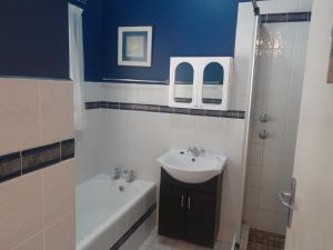 马盖特La Corsica 9的浴室配有盥洗盆、卫生间和浴缸。