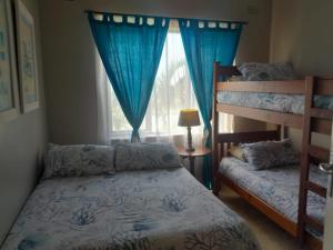 马盖特La Corsica 9的一间卧室设有两张双层床和一扇窗户。