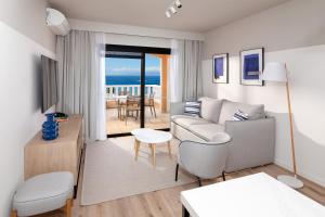 阿德耶阳光海滩公寓的客厅配有沙发和桌子