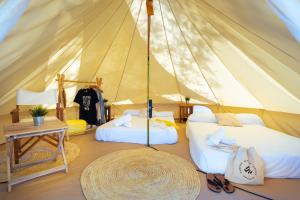 克雷克塞利Kampaoh Costa Dorada的一间帐篷内带两张床的卧室