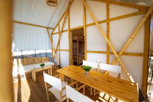 克雷克塞利Kampaoh Costa Dorada的帐篷内配有木桌和椅子的房间