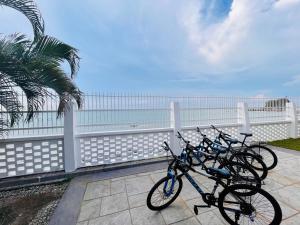 丹绒武雅Seaview Mini Chalet - Direct Beach Access的海滩旁的自行车