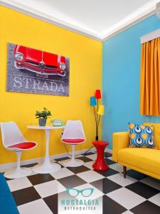 纳克索乔拉Nostalgia Retro Suites的客厅墙上挂着一辆红色汽车