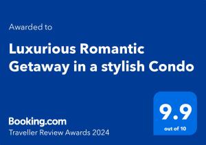 大雅台Luxurious Romantic Getaway in a stylish Condo的蓝色的标志,用词,在阿克里特联盟中豪华浪漫的假期