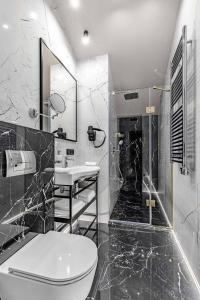 LesnikiEquides club的黑白浴室设有卫生间和淋浴。