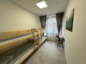 卡托维兹Green Hostel Katowice - 24h Free Parking的客房设有两张双层床和一扇窗户。