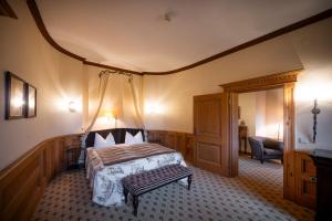 Kirchahorn雷本斯汀布格酒店的一间卧室配有一张床和长凳