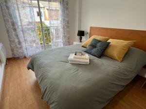 圣达菲Cardenas Home Zafiro的一间卧室配有一张大床和毛巾