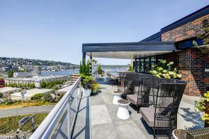 西雅图Blueground S Lake Union mntn views nr grocers SEA-711的大楼内带桌椅的阳台