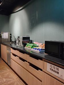 台北日光乐居西门馆的厨房配有带微波炉的台面
