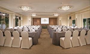 新加坡Goodwood Park Hotel的一间会议室,配有桌椅和屏幕