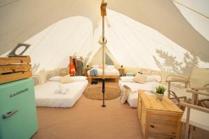 普拉加德阿罗Kampaoh Platja d'Aro的帐篷内带两张床的房间
