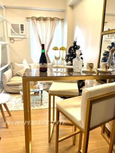 CaviteSMDC HOPE RESIDENCES (Pecho Perfect Suite)的客厅配有玻璃桌和沙发