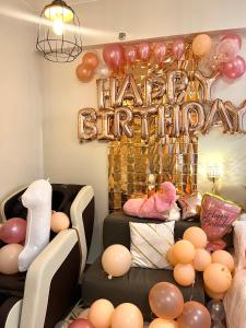 CaviteSMDC HOPE RESIDENCES (Pecho Perfect Suite)的一间设有生日快乐标志和气球的房间