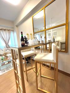 CaviteSMDC HOPE RESIDENCES (Pecho Perfect Suite)的一间带镜子和桌椅的用餐室