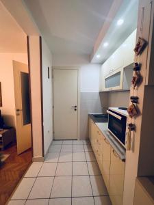 布德瓦Apartment Babin do的一间小厨房,配有白色的橱柜和门